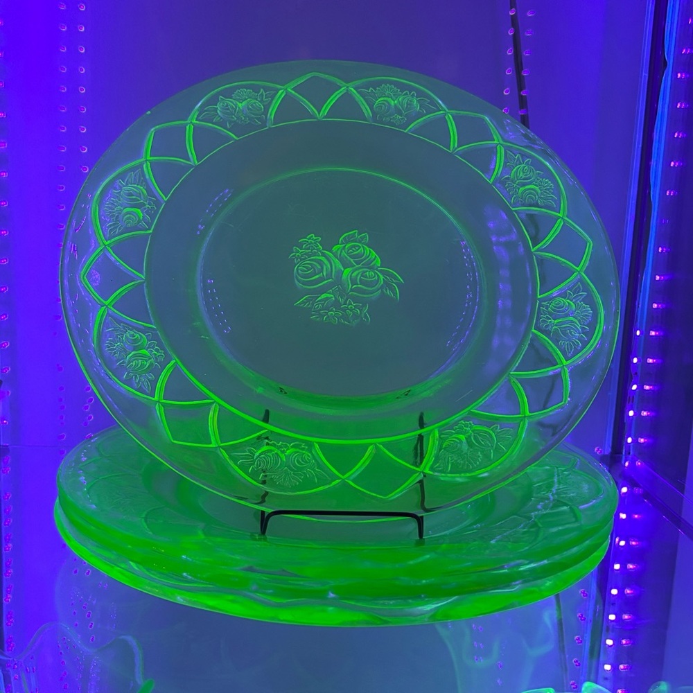 Federal Glass Co Rosemary Dutch Rose uranium depression glass plates: set of 4